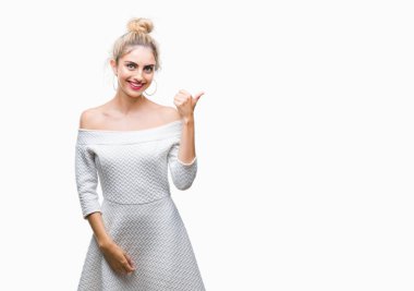 Genç güzel sarışın ve mavi gözlü kadın arıyorum ve başparmak yanında yukarıyı mutlu yüz ile gülümseyen izole arka plan.