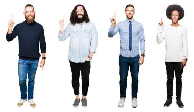 Grup Genç ve kendinden emin ve mutlu gülümseyerek süre parmak numaralı yukarıyı gösteren beyaz izole arka plan üzerine kolaj.