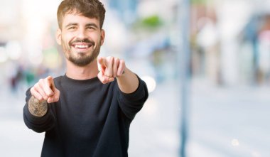 İzole genç yakışıklı adam arka plan size işaret ve parmaklar, kamerayla olumlu ve neşeli gülümseyen