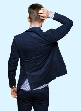 Genç yakışıklı bussines geriye düşünme hakkında şüphe ile baş taraftan dostum