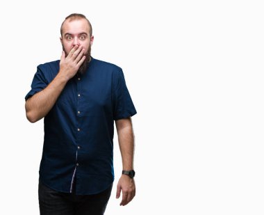İzole arka plan ağız hata için elleriyle kapsayan şok Genç beyaz hipster adam. Gizli kavramı.