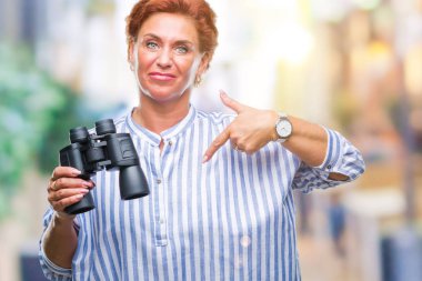 Üst düzey beyaz kadın sürpriz yüz işaret parmağı kendini izole arka plan üzerinde dürbün arıyor