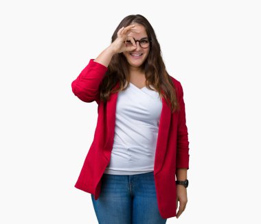 Artı boyutu genç iş kadını güzel üzerinde şık ceket ve gözlük takıyor gülümseyen, parmakları ile mutlu yüz üzerinden seyir göz el ile ok jest yapıyor arka plan izole.