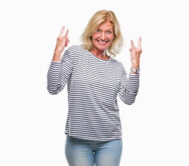 Orta yaş sarışın kadın deli ifade rock simge elle yapıyor ile bağırarak izole arka plan yüzünden. Müzik yıldızı. Ağır kavramı.