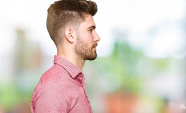 Genç yakışıklı iş casual adam tarafa bakan sakin ol kendine güvenen gülümseme ile doğal yüz pozuyla profili.