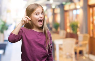 Genç güzel kız başarılı fikirle parmağı yukarıyı izole arka plan yüzünden. Çıktıktan ve mutlu. Bir numara.