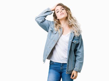 Güzel sarışın genç kadın giyiyor denim ceket izole arka plan üzerinde yanıltır ve soru hakkında merak ediyorum. Şüphe, kafasına el ile düşünme ile belirsiz. Dalgın kavramı.