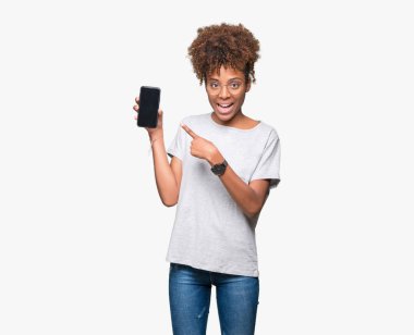 Genç Afro-Amerikan kadın gösteren smartphone ekran üzerinde izole arka el ve parmak ile işaret çok mutlu