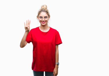 Gösterilen ve parmakları ile işaret izole arka plan üzerinde kırmızı t-shirt ve gözlük giyen genç güzel sarışın kadın kendinden emin ve mutlu gülümseyerek süre dört numara.