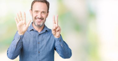 Yakışıklı orta yaş zarif komuta sizde gösterilen ve parmakları ile işaret izole arka plan üzerinde kendinden emin ve mutlu gülümseyerek süre yedi numara.