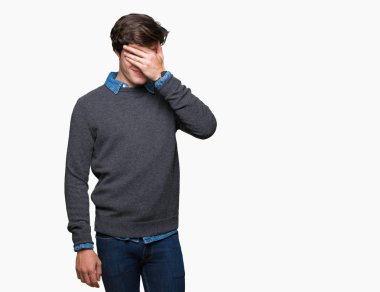 Genç yakışıklı zarif adam gülümsüyor ve gözleri için sürpriz kapsayan yüz el ile gülüyor izole arka plan üzerinde. Kör kavramı.