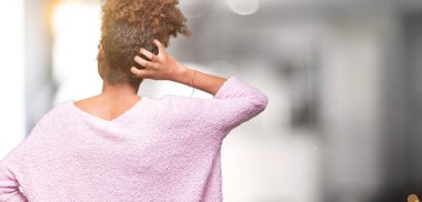 Güzel genç Afro-Amerikan kadın hakkında şüphe ile baş taraftan izole arka plan geriye düşünme üzerinde gözlük