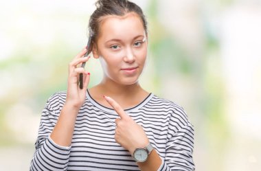 Genç güzel beyaz kadın Smartphone'da izole arka plan üzerinde çok el ve parmak ile işaret mutlu söz