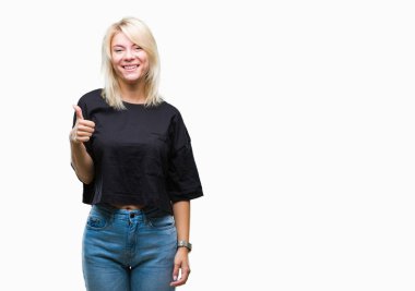 Genç güzel sarışın kadın hareketi el ile mutlu yaşasın yapıyor izole arka plan yüzünden. Kameraya bakarak başarı gösteren ile ifade onaylama.