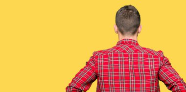 Geriye doğru uzakta silah ile vücut üzerinde seyir sıradan gömlek ayakta giyen yakışıklı adam