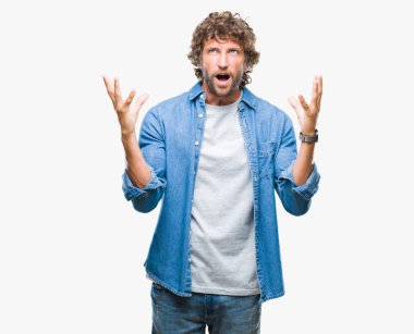 Yakışıklı İspanyol modeli adam izole arka plan çılgın ve kızgın bağırarak ve agresif ifade ve silah kaldırdı bağırıyor. Hayal kırıklığı kavramı.