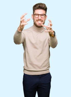 Öfke ile sinirli bağırarak gözlüklü genç yakışıklı iş adamı eller boğazlamak istiyor deli bağırıyor