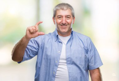 Üst düzey yakışıklı izole arka plan gülümseyen ve süre seyir ve kamera boyutu işaret parmaklarıyla yapıyor el ile kendinden emin eller üzerinde. Ölçü kavramı.