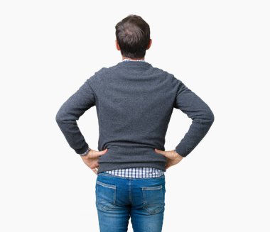 Üzerinde bir kazak giyen yakışıklı orta yaş üst düzey adam arka plan ayakta geriye doğru uzakta silah ile vücut üzerinde seyir izole