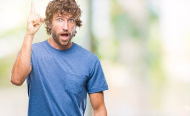 İzole arka plan başarılı fikirle parmak işaret adam yakışıklı İspanyol modeli. Çıktıktan ve mutlu. Bir numara.