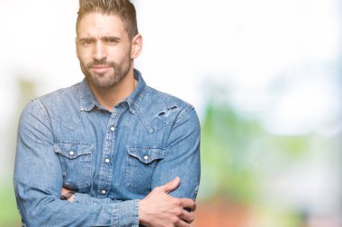 Yakışıklı delikanlı izole arka plan şüpheci ve sinir, onaylamayan ifade yüz çapraz kolları üzerinde. Negatif kişi.