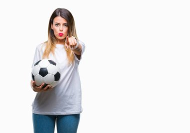 Futbol topu tutan genç güzel kadın kamera ve size parmak ile işaret arka plan izole, el işareti, pozitif ve kendinden emin bir jest ön