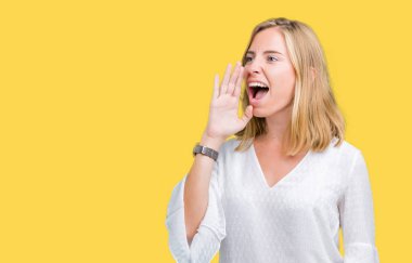 Güzel genç zarif kadın bağırarak ve ağzı üzerinde el ile yan için çığlık izole arka plan yüzünden. İletişim kavramı.