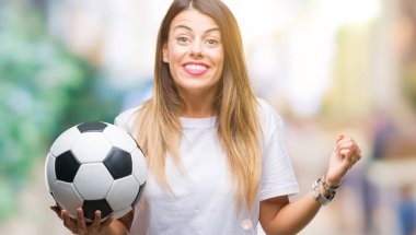 Duygu tezahürat gurur çığlık ve zafer ve başarı çok heyecanlı, kutluyor izole arka plan üzerinde futbol topu tutan genç güzel kadın