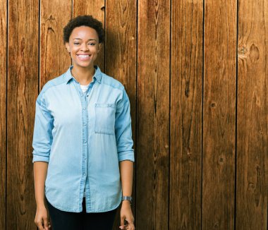 İzole arka plan ile bir mutlu ve güzel genç güzel Afrikalı-Amerikalı kadın yüzündeki gülümseme. Şanslı kişi.