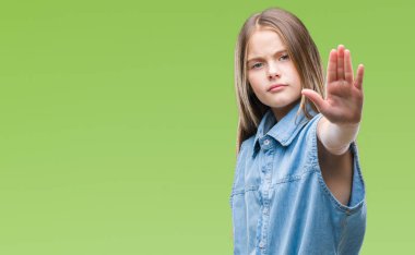 Genç güzel kız Dur yapıyor izole arka plan yüzünden elin avuç ile şarkı. Negatif ve ciddi bir jest yüz ifadesiyle uyarı.