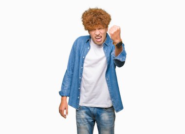 Afro saç giyen denim ceket öfkeli ve sinirli sinirli ve öfke ile bağırarak süre öfkeli yumruk yükselterek genç yakışıklı adam. Öfke ve agresif kavramı.