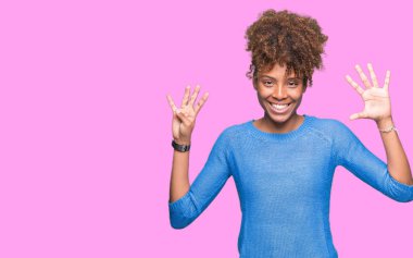 Güzel genç Afro-Amerikan kadın gösterilen ve parmakları ile işaret izole arka plan üzerinde numara 9 kendinden emin ve mutlu gülümseyerek süre.