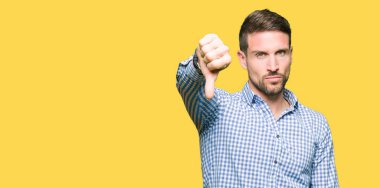 Mutsuz ve kızgın ret gösterilen ve başparmak aşağı hareketi ile negatif seyir mavi gözlü yakışıklı iş adamı. Kötü ifade.