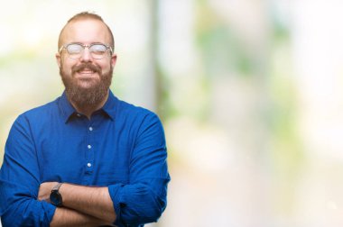 İzole arka plan mutlu yüz ile gülümseyen üzerinde gözlük takan Genç beyaz hipster adam kameraya seyir silah geçti. Olumlu bir kişi.