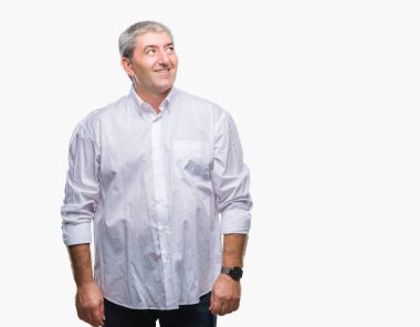 Üst düzey yakışıklı görünümlü yan ve dik dik bakma uzağa düşünce gülümseyen izole arka plan üzerinde.