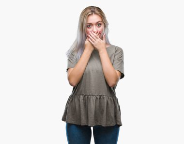 Genç Sarışın kadın izole arka plan ağız hata için elleriyle kapsayan şok yüzünden. Gizli kavramı.