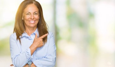 Güzel orta yaş iş yetişkin kadın izole arka neşeli bir gülümseme ile el ve parmak kadar kameraya bakarak yüzündeki mutlu ve doğal ifade ile yan ile işaret eden yüz.