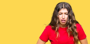 Çünkü mide üzerinde el ile rahat t-shirt giyen genç güzel kadın mide bulantısı, ağrılı hastalık hasta hissediyor. Ağrısı kavramı.