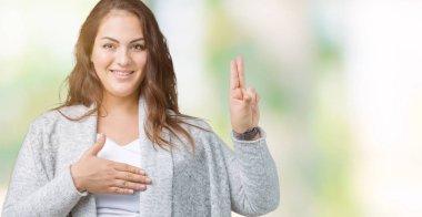 Güzel artı boyutu genç kadın giyiyor kış ceket izole üzerinde arka plan Swearing göğüs ve bir sadakat sözü yemin yapma parmaklar, el ile