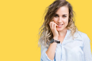 Güzel genç sarışın iş kadın yüzünden stresli ve gergin elle çivi ısırma ağzına bakarak izole arka plan. Anksiyete sorunu.