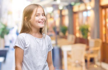 Genç güzel kız yüzünden izole arka plan uzak tarafına yüzünde, doğal ifade gülümseme ile arıyorum. Kendine güvenen gülüyor.