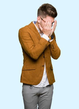 Üzgün ifade yüz eller ile ağlayarak süre kapsayan ile gözlüklü genç yakışıklı iş adamı. Depresyon kavramı.