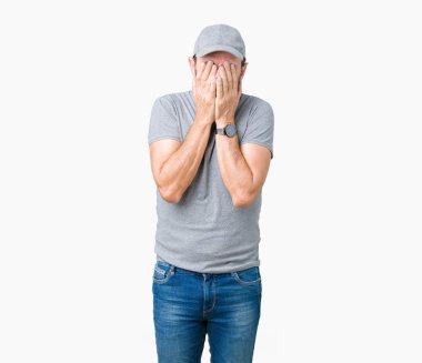 Yakışıklı orta yaş ağarmış komuta sizde üzerinde spor şapkası yüzünü elleri ile ağlayarak süre kapsayan üzgün ifade ile arka plan izole. Depresyon kavramı.