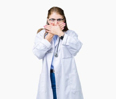 Orta yaş olgun doktor kadın üzerinde tıbbi bir palto giyiyor arka plan ağız hata için elleriyle kapsayan şok izole. Gizli kavramı.