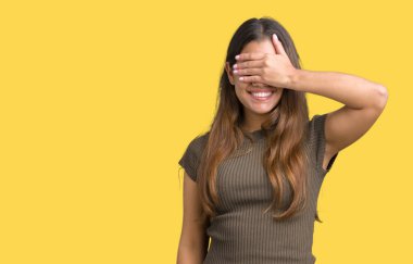 Genç güzel esmer kadın gülümsüyor ve gözleri için sürpriz kapsayan yüz el ile gülüyor izole arka plan yüzünden. Kör kavramı.