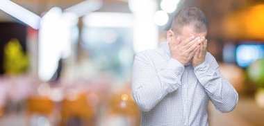 Yüzünü elleriyle ağlayarak süre kapsayan üzgün ifade ile izole arka plan üzerinde orta yaş Arap iş adamı. Depresyon kavramı.