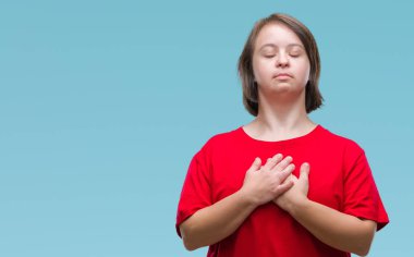 Down sendromu ile gülümseyen izole arka plan üzerinde olan yetişkin kadın kapalı gözler ve yüzünde minnettar jest ile göğüs üzerinde eller. Sağlık kavramı.