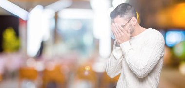 Üzgün ifade yüz eller ile ağlayarak süre kapsayan ile izole arka plan üzerinde gözlük takan yakışıklı delikanlı. Depresyon kavramı.