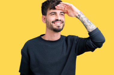 Yakışıklı delikanlı izole arka plan çok mutlu ve gülümseyen uzakta el ile üzerine kafa seyir üzerinde. Arama kavramı.