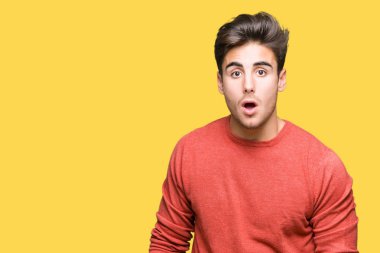 Genç yakışıklı adam korkuyor ve şok sürpriz ifade ile izole arka plan üzerinde korku ve yüz heyecanlı.